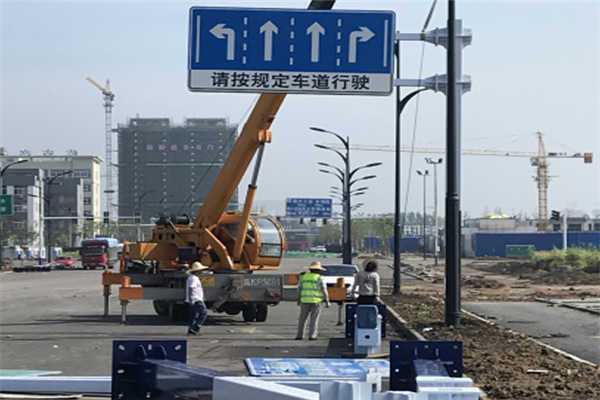道路交通標(biāo)牌安裝現(xiàn)場